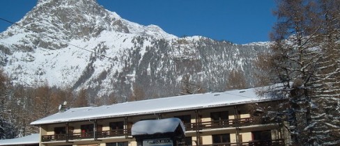 Géré par l'Association Vie et Montagne, ce chalet de 24 chambres propose des Séjours Sportifs avec encadrement de professionnels (guides de Haute Montagne, Moniteurs, Accompagnateurs en moyenne montagne)